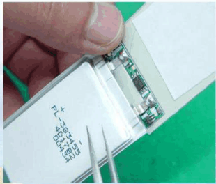 避免用鑷子之類的利器接觸電芯表面，防止刺破電芯包裝而造成漏液。