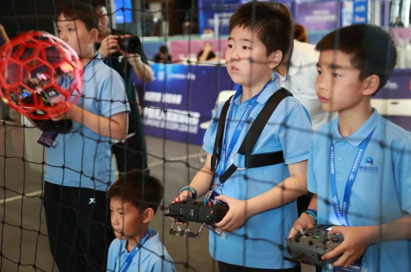 無(wú)人機(jī)足球比賽中 無(wú)人機(jī)足球比賽中