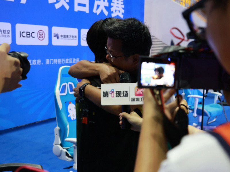 小白奪冠，師傅黃教練忍不住淚灑現(xiàn)場(chǎng)